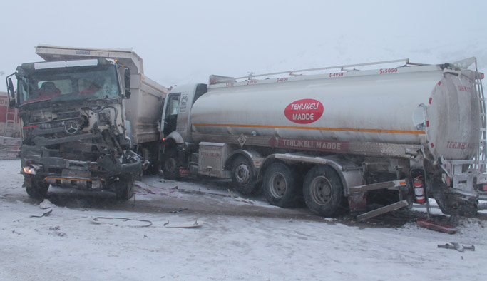 Kop dağında kaza: Trabzon plakalı tır...