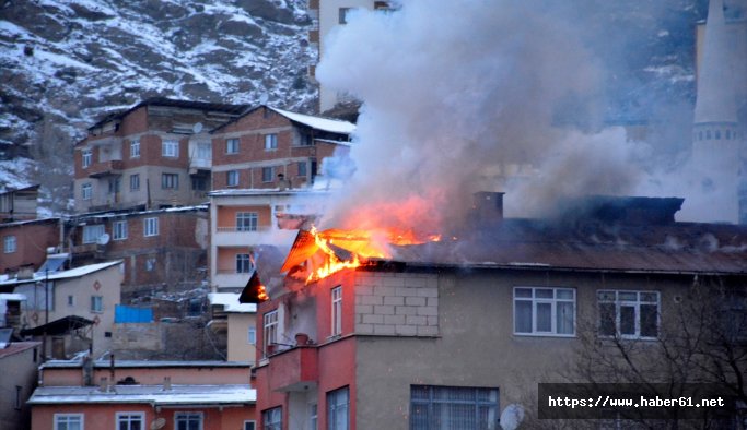 Apartman çatısında yangın