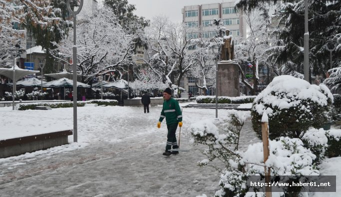 Trabzon ilçelerine yağan kar 1 yıldan sonra şehir merkezine indi