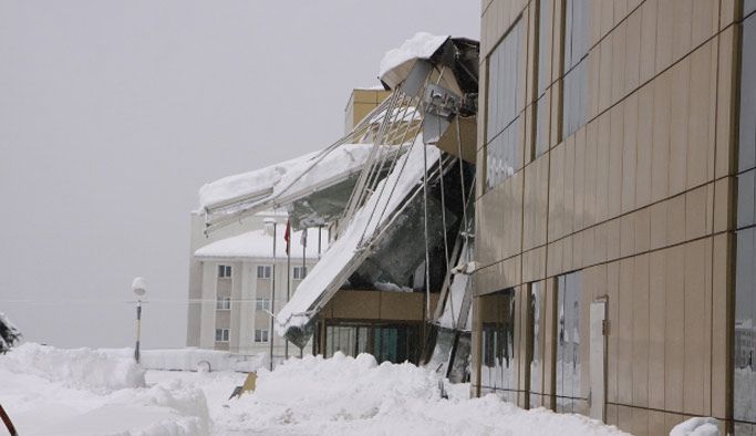 Trabzon'da hastanede çatı çöktü!