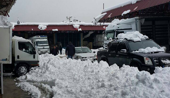 Trabzon sebze halini kar vurdu