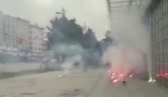 Taraftarlar belediye binasına patlayıcılarla saldırdı