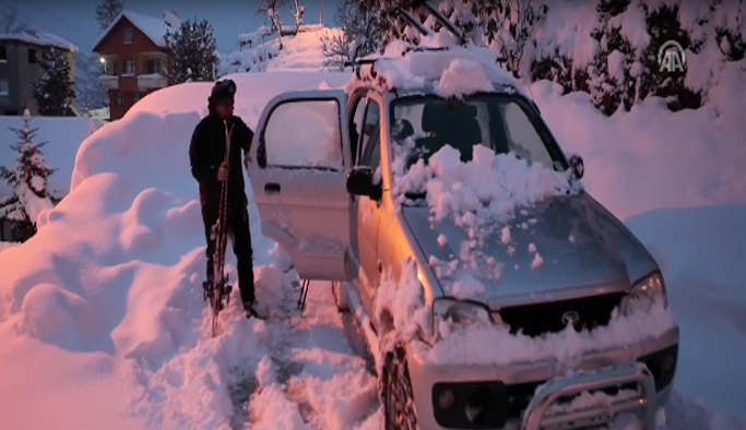 Rize'de köy yolunda kayak keyfi