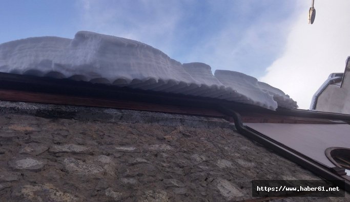 Trabzon'da çatıdaki karlar kadınların üzerine düştü