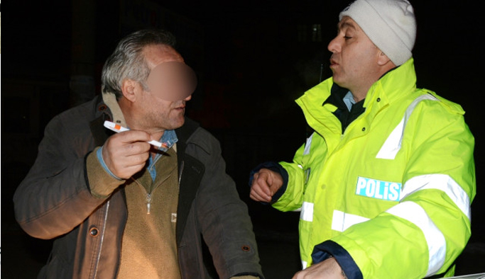 İçki dolu bardakla direksiyonda yakalandı