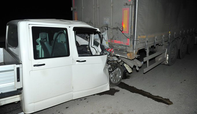 Trabzon Plakalı kamyonet tıra arkadan çarptı!