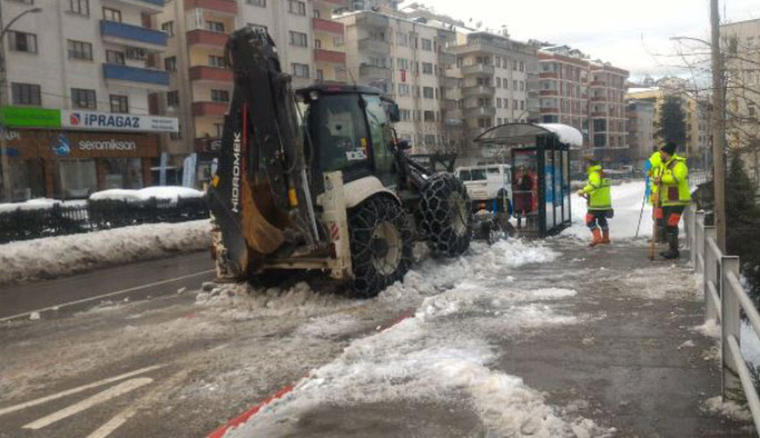 Trabzon’da karla mücadele hızlandı: Okullar açılmadan yoğun temizlik