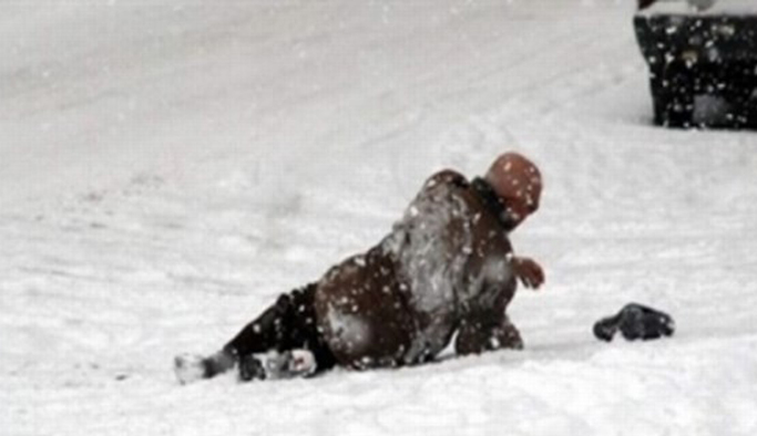 Camide buzda kayan yaşlı adam öldü
