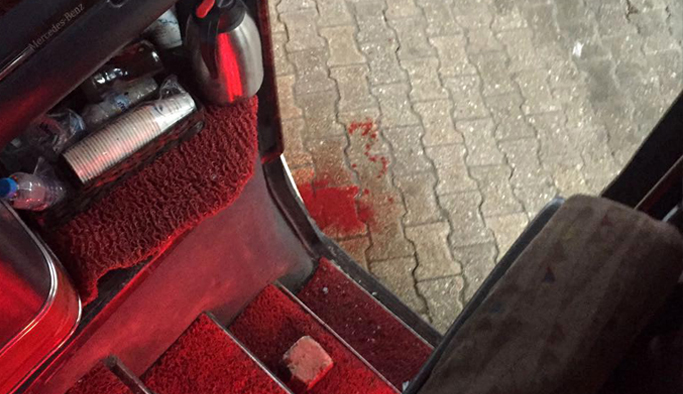 Afyonspor otobüsüne taşlı saldırı! Sportif Direktör İbrahim Çelik başından yaralandı