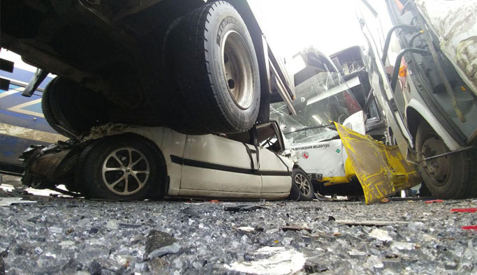 Zincirleme kaza: 40 araç birbirine girdi!