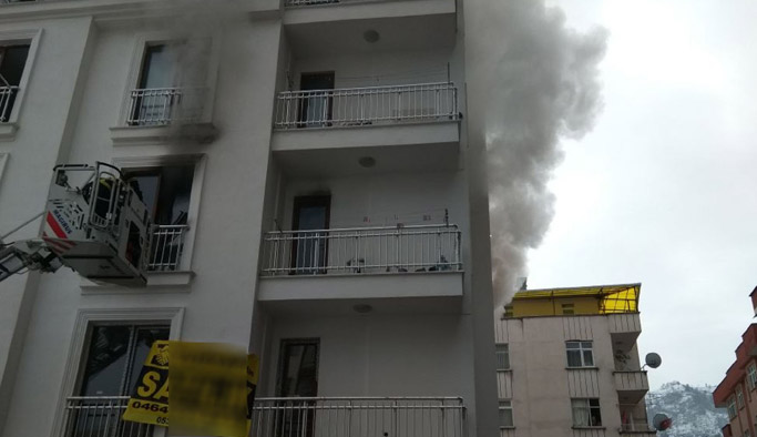 Rize’de apartman dairesinde çıkan yangın mahallede paniğe yol açtı