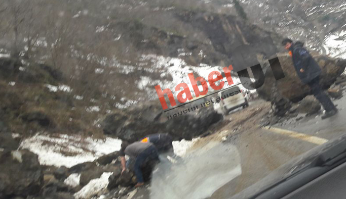 Trabzon'da toprak kayması yola kayalar düştü
