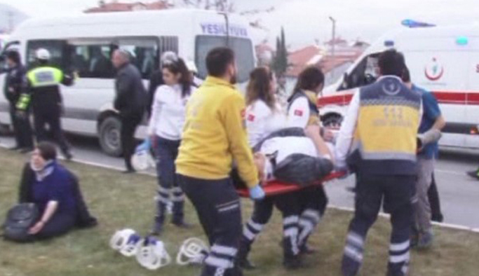 Zincirleme trafik kazası: 17’si öğrenci 25 yaralı