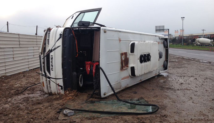 İşçi servisi devrildi: 12 yaralı