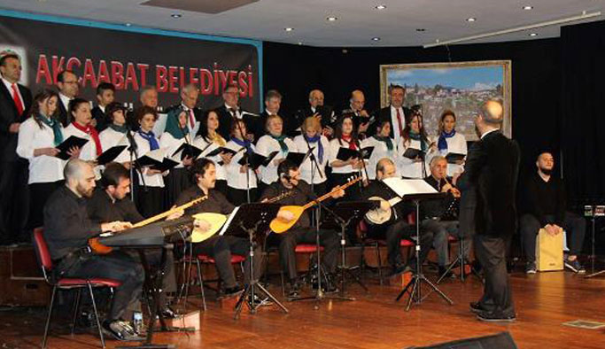 Akçaabat Belediyesi THM korosundan müzik ziyafeti