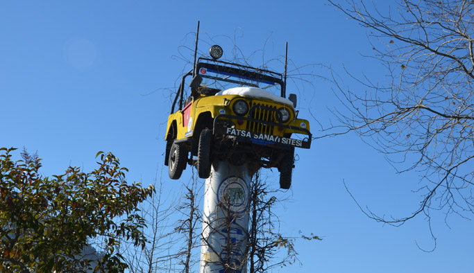 Direğin üzerinde cip!