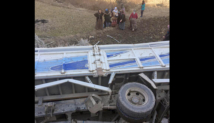 Kamyon şarampole devrildi 1 kişi öldü