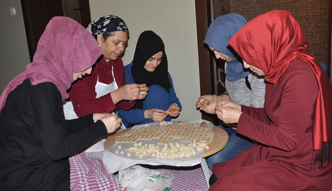 Suriyeli sığınmacılara yardım için mantı yapıyorlar