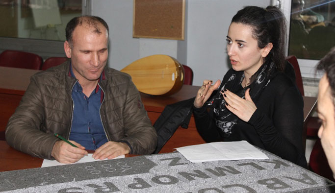 İlk kez harflere dokundu