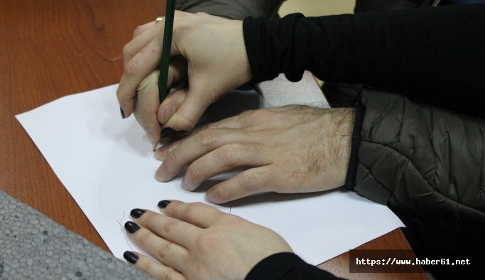 Trabzon Gençlik Merkezi'nde görme engellilere yazma eğitimi veriliyor