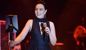 Ebru Gündeş'e sahnede şok! Kısa süreli panik yaşandı