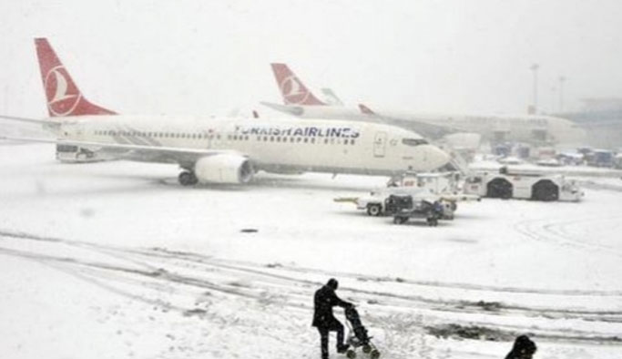 Trabzon'da uçuşlara kar rötarı