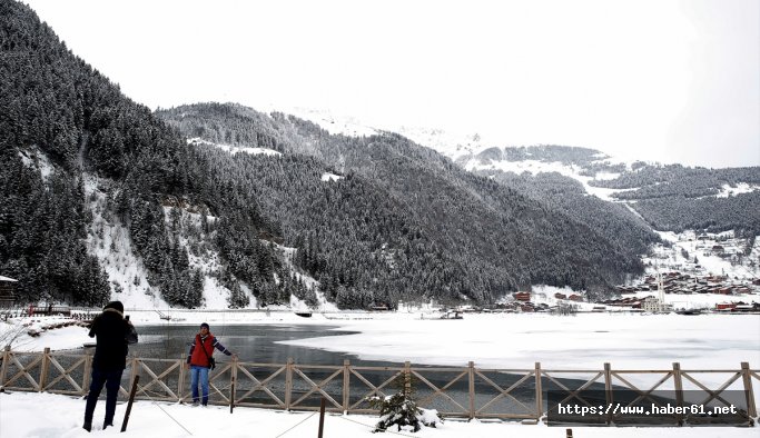 Turistler beyaza bürünen Uzungöl'den vazgeçmedi