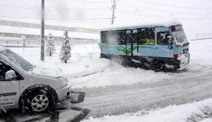 Rize'de kar kapatınca hasta yolda kaldı