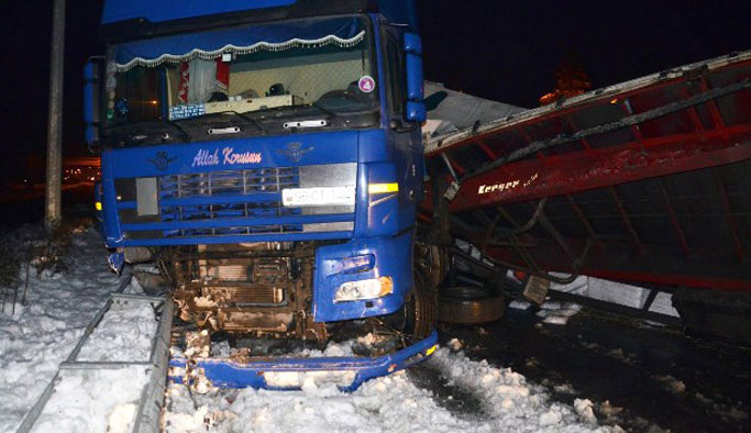 Rize'de buzlanan yolda tır devrildi: 1 yaralı