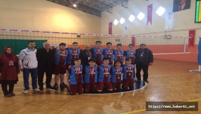 Sürmeneli Yıldız Voleybolculer  şampiyon oldu