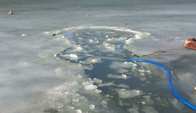 Buz tutan gölete düşen çocuk kayboldu