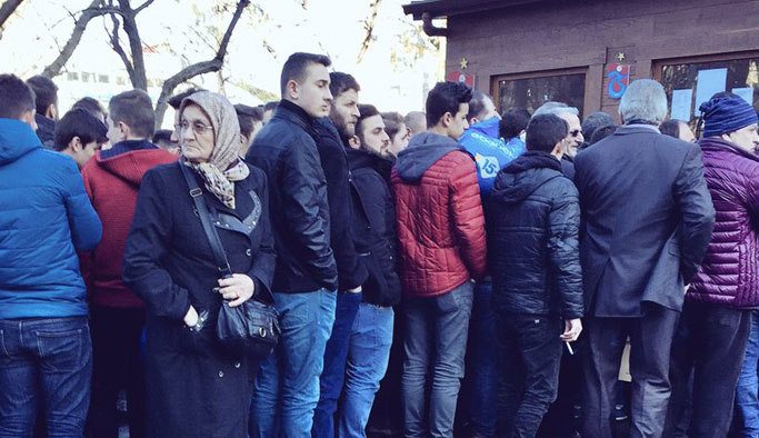 Trabzon'da bilet kuyruğunda bekleyen teyze sosyal medyayı salladı!