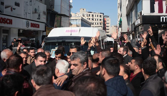 Esnaf yolu trafiğe kapattı