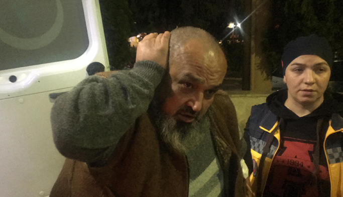 Kafasına saplı bıçakla hastaneye geldi