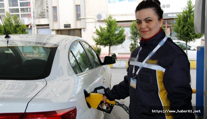Akaryakıt istasyonunda kadın pompacı