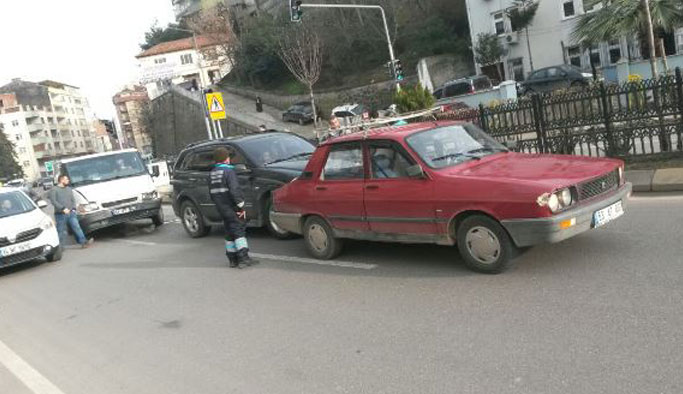 Trabzon'da 4 araç birbirine girdi