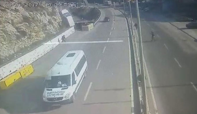 Seyir halindeki aracın üzerine otomobil düştü