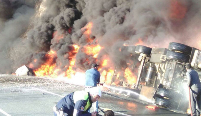 Devrilen tanker alev alev yandı