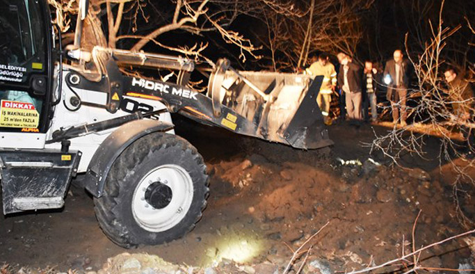 Otomobil dereye uçtu: 2 ölü, 1 yaralı, 1 kayıp