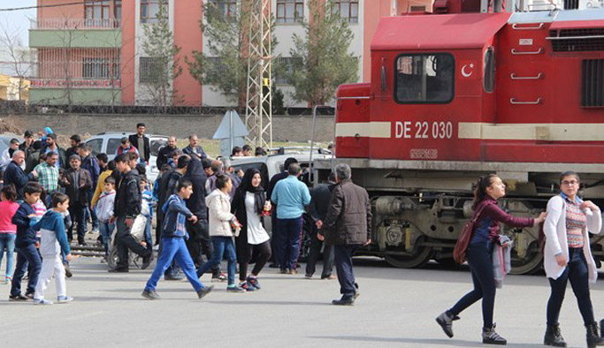 Hemzemin geçitte korkutan kaza