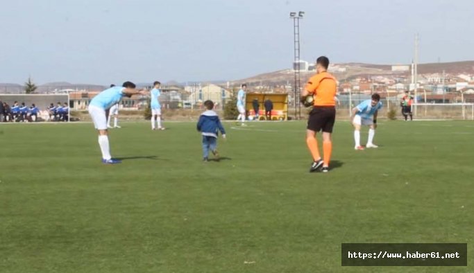 Minik çocuk maçta sahaya girip babasına koştu