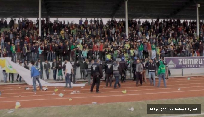 Taraftar sahaya indi maç tatil edildi