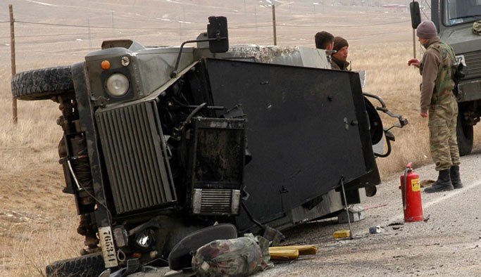 Zırhlı araç devrildi: 4 asker yaralı!