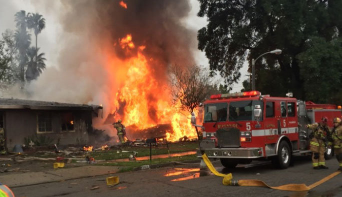 Uçak yerleşim yerine düştü: 4 ölü