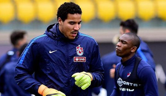 Esteban imzayı atıyor