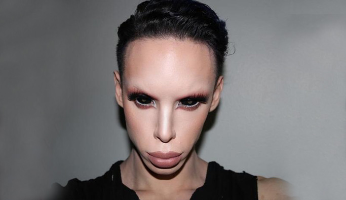 Uzaylıya benzemek için 110 kez ameliyat geçirdi!