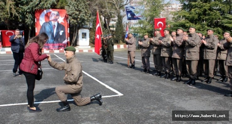 Yemin töreninde sürpriz evlenme teklifi