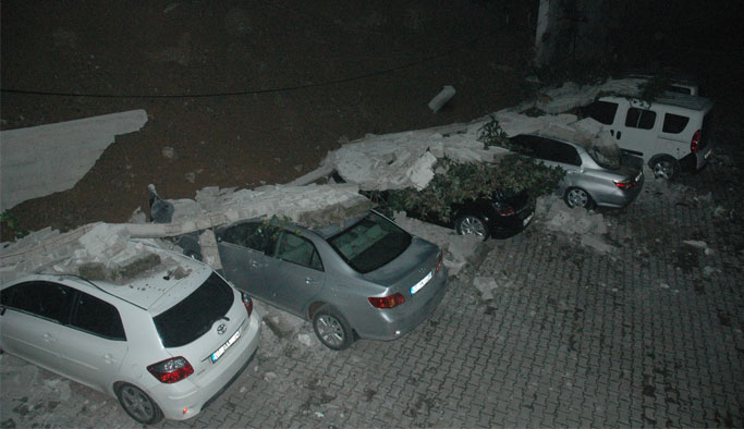 İstinat duvarı araçların üzerine çöktü