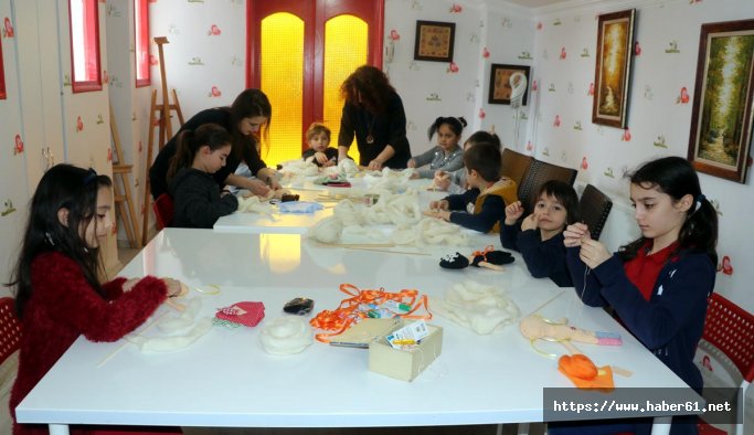 Minikler bez bebek yapmayı öğreniyor