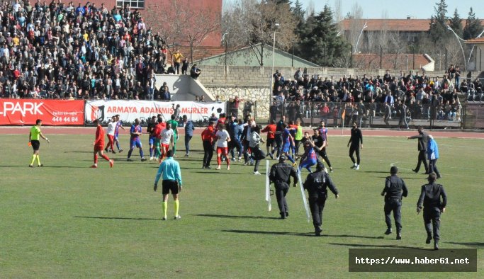 Kaptan futbolcuya kafa attı! Maç ertelendi